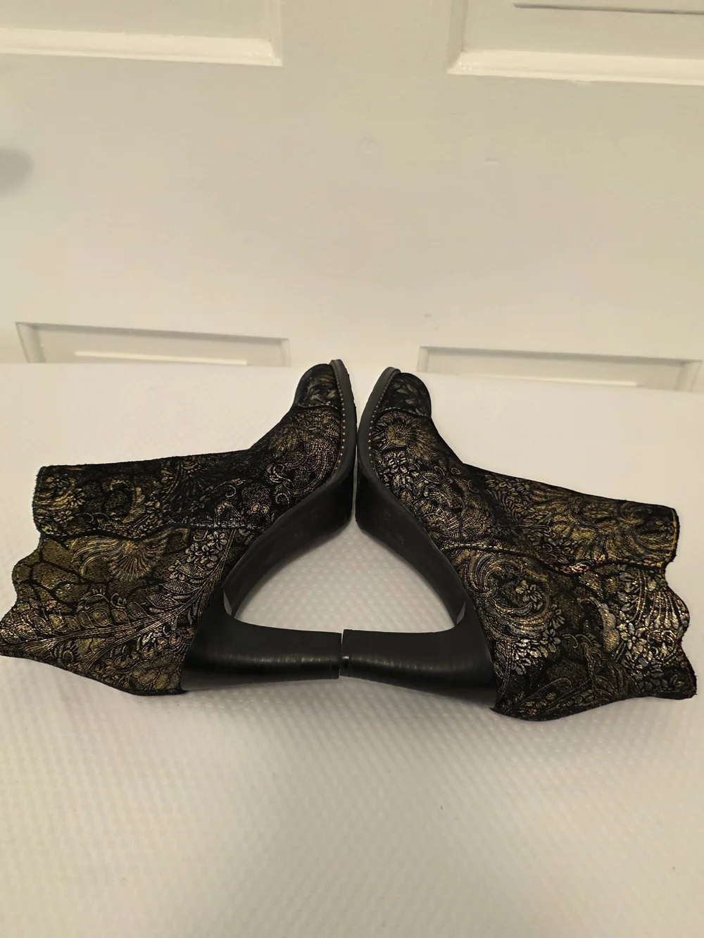 L'Artiste Smokinhot Black & Gold Brocade Ankle Booties with Side Zip Size 39/8.5